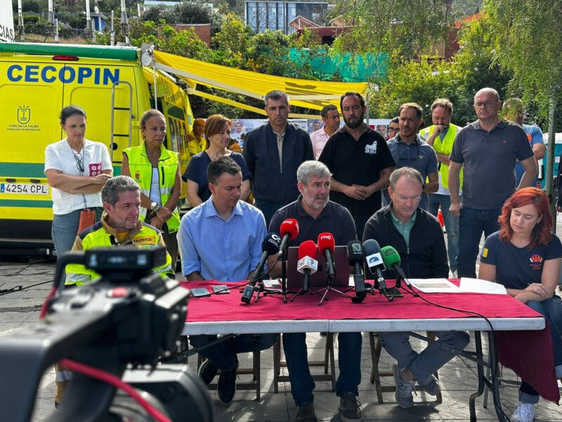 El incendio de La Palma ralentiza su avance, pero ya afecta también al Parque Nacional