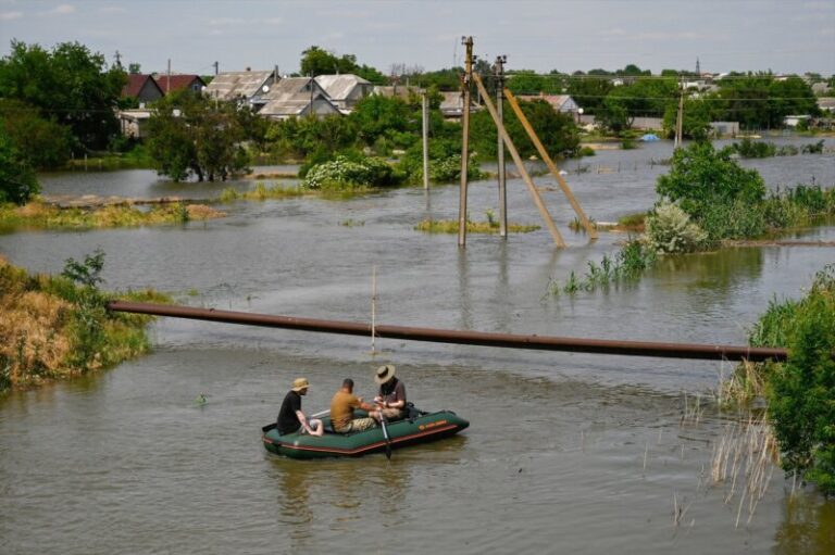 Cifran en 55 los muertos por las inundaciones tras la voladura de la presa de Kajovka