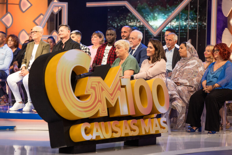 Tras tres temporadas en Televisión Canaria, Gente Maravillosa celebra su programa número 100 con una cámara oculta que sorprende a la presentadora de Gente Maravillosa en Canal Sur, (Andalucía), Toñi Moreno. La presentadora de Xente Marabillosa, (Galicia), Lucía Rodríguez, y el humorista Juan Luis Calero serán madrina y padrino de esta edición especial del programa.