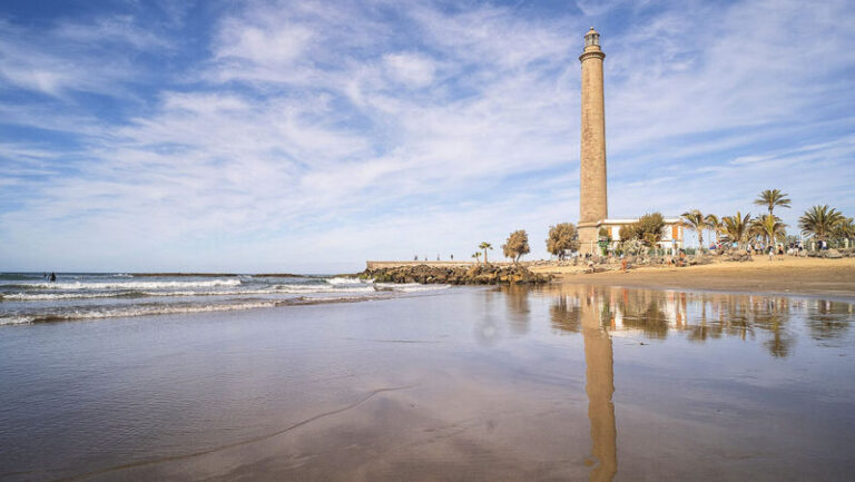 Un joven de 23 años grave tras ser rescatado del mar en la playa de Maspalomas