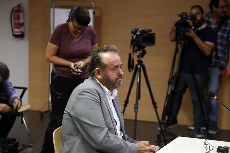 El empresario de Lanzarote Ángel Ramón Tejera, "Mon", el contratista imputado en el llamado "caso Cuarteles" y vinculado también con algunos de los protagonistas del "caso Mediador", ha aceptado este miércoles en el Juzgado de lo Penal número 1 de Arrecife una condena por fraude fiscal de un año de cárcel y 136.234 euros de multa. EFE