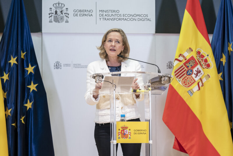 los autores atribuyen esta demora a una capacidad administrativa reducida después de los prolongados ajustes presupuestarios acometidos