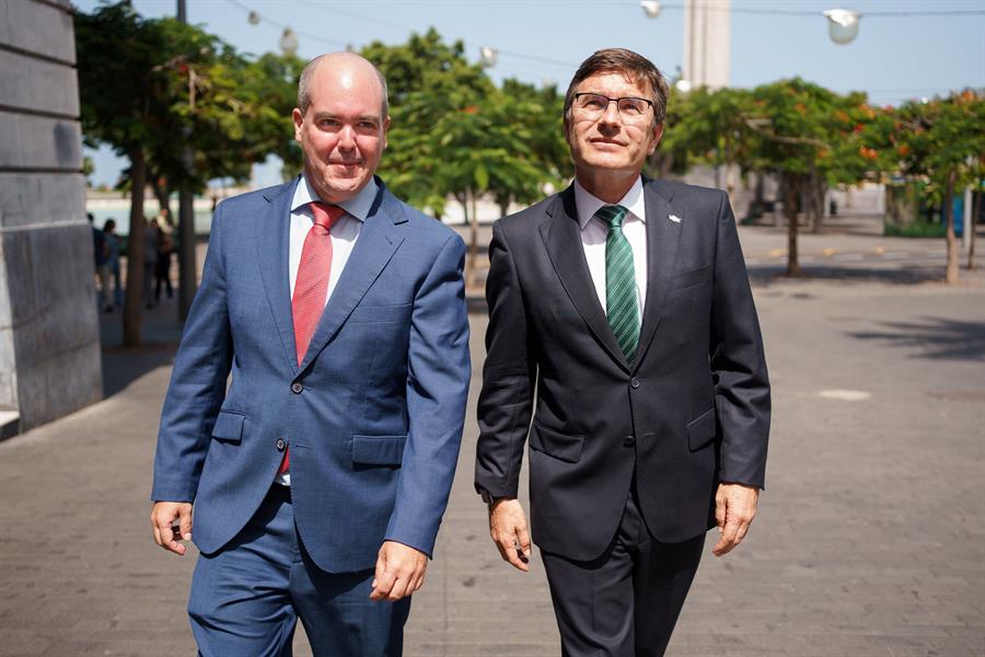 En la imagen el que iba a ser cabeza de lista por Santa Cruz de Tenerife, Alejandro Gómez (i) y el diputado autonómico, Nicasio Galván (d). / Imagen de archivo EFE/ Ramón De La Rocha