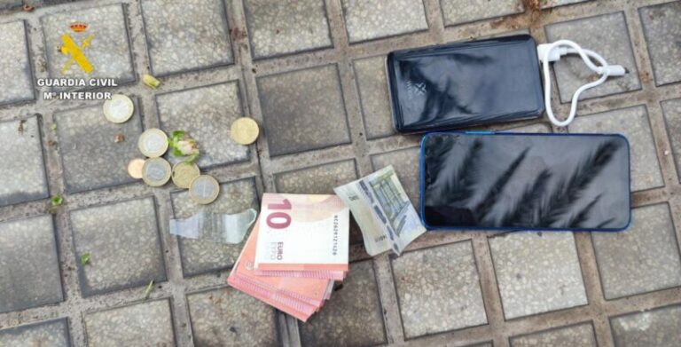 Detienen a un hombre por robar con fuerza la cartera a una mujer embarazada