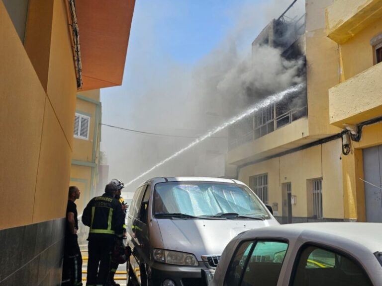 Se investigan las causas de un incendio en Vecindario, Gran Canaria
