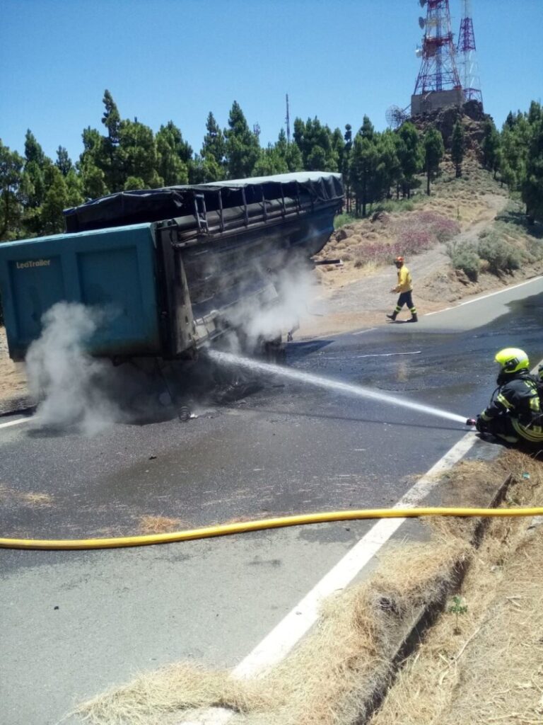 Arde un remolque en San Mateo, Gran Canaria