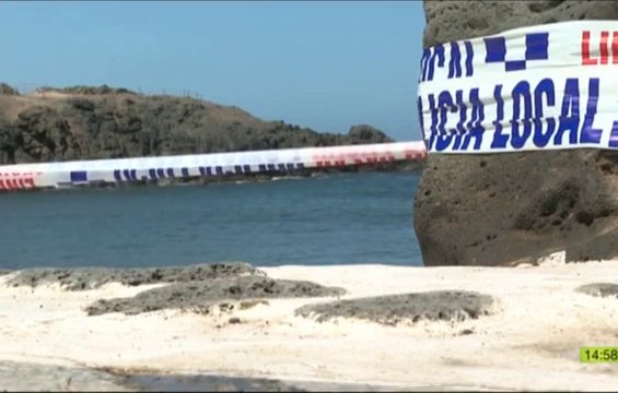 Cierran al baño la Playa del Muellito en El Cotillo, Fuerteventura, por un vertido