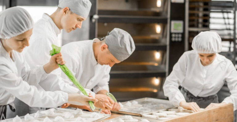 Las microempresas son el segmento más afectado por el endeudamiento, según Iberinform