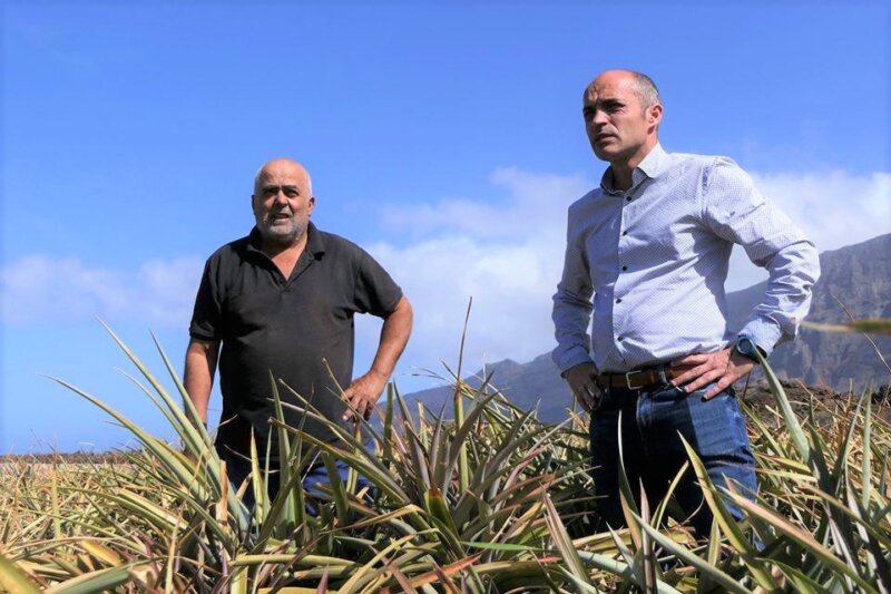 En la imagen el consejero de Medio Rural y Marino del Cabildo de El Hierro, David Cabrera (d) / Cabildo de El Hierro