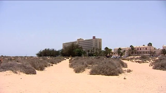 Firman una propuesta de resolución para derribar el Oliva Beach