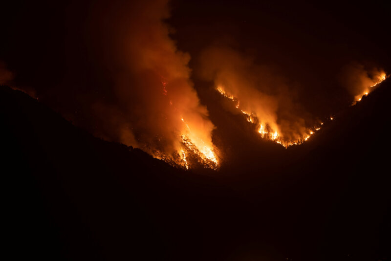 Una vista muestra un incendio sobre las montañas cerca de casas vacías después de la evacuación en diferentes pueblos del norte, mientras los incendios forestales se descontrolan en la isla de Tenerife, Islas Canarias, España 20 de agosto de 2023. REUTERS/Nacho Doce