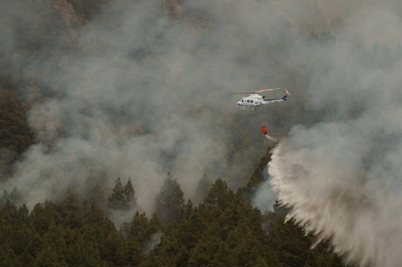 LA OROTAVA (TENERIFE) (ESPAÑA), 18/08/2023.- Helicópteros trabajan en el pueblo de Aguamansa, en el municipio de La Orotava que ha sido evacuado a consecuencia de la cercanía del incendio forestal que afecta a varios municipios de la isla de Tenerife. EFE/Ramón de la Rocha