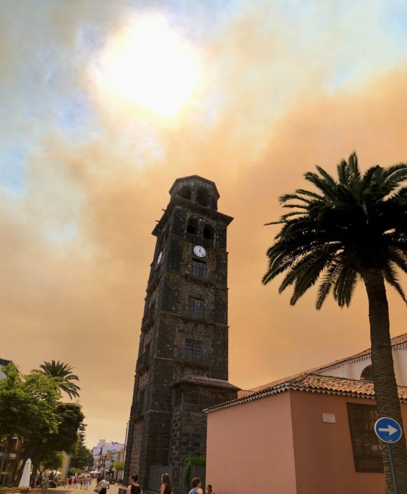 La columna de humo cubre el cielo de La Laguna / Imagen de @CNSdrughunter (TWITTER)