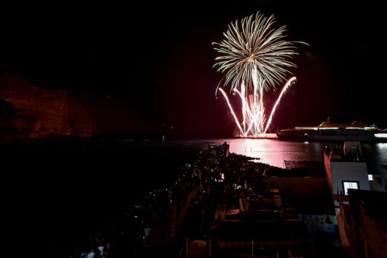 Retreta y fuegos acuáticos iluminan una noche mágica en Agaete
