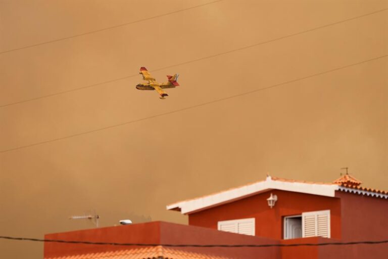 El incendio obliga a desalojar y confinar a cerca de 7.000 personas