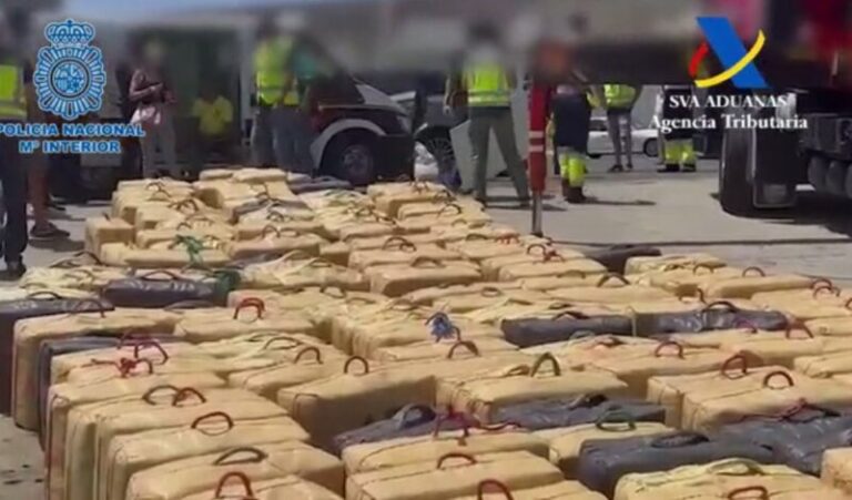 Interceptan al sur de Canarias una embarcación cargada con más de seis toneladas de hachís