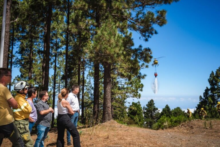 El Cabildo de Tenerife destina 7,7 millones para los helicópteros de incendios en el periodo 2024-2028