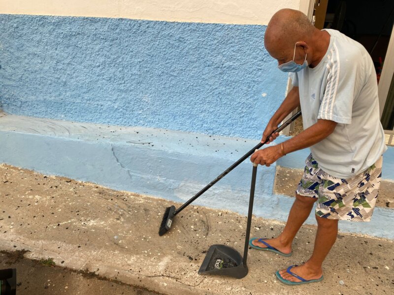 Las cenizas del incendio comienzan a afectar a los vecinos