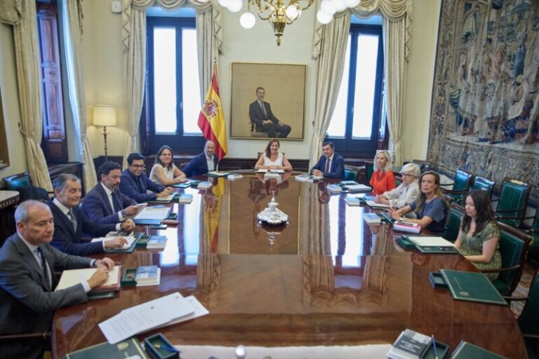 Continúa la constitución de los grupos parlamentarios