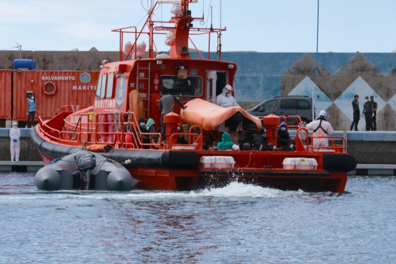 Rescatan una embarcación con 55 personas a bordo en aguas próximas a Fuerteventura