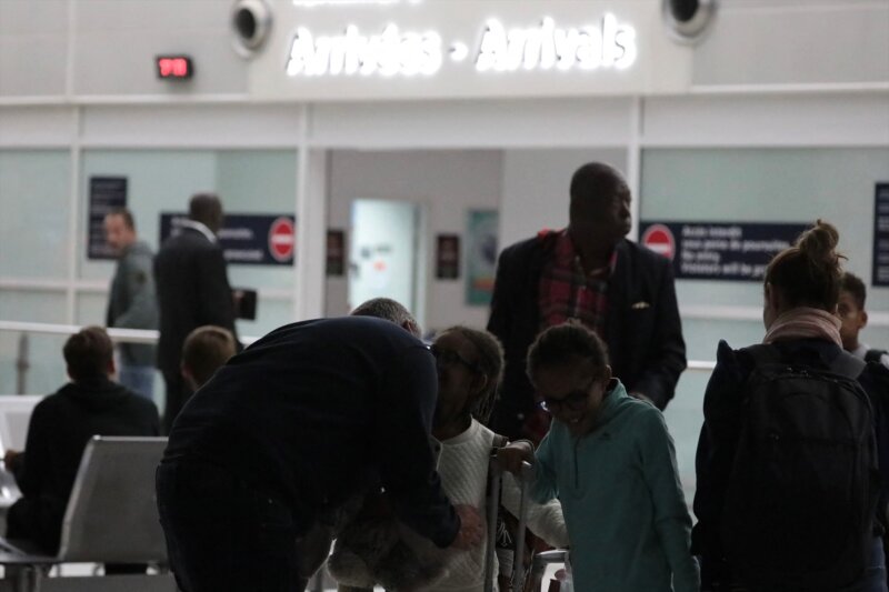 Los primeros españoles evacuados de Níger llegan a París