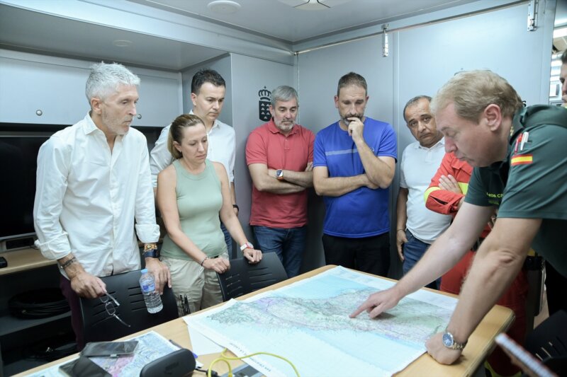 El ministro del Interior en funciones, Fernando Grande-Marlaska, visita el Puesto de Mando Avanzado para conocer la evolución del incendio