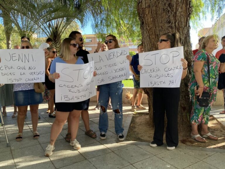 Un centenar de personas muestra su apoyo a Luis Rubiales en Motril