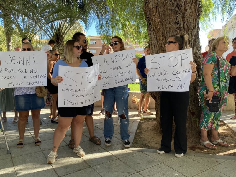 Un centenar de personas muestra su apoyo a Luis Rubiales en Motril