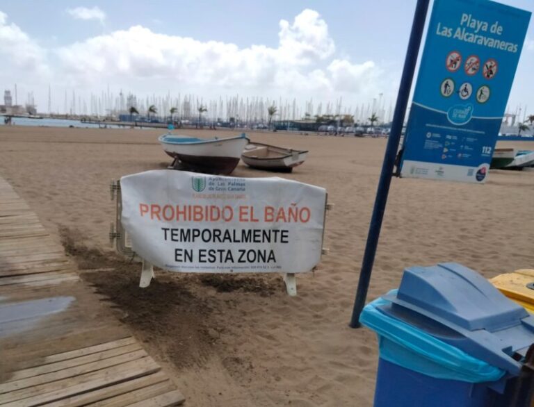 La playa de Las Alcaravaneras, cerrada al baño por niveles anormales de enterococos