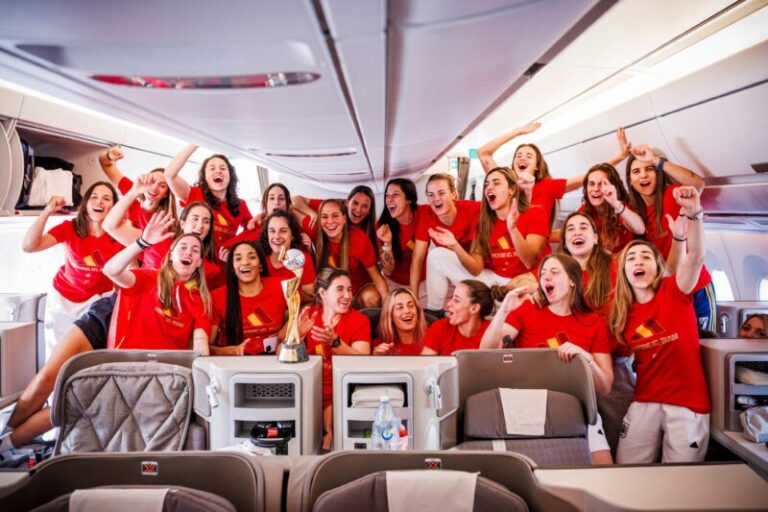 Las campeonas del mundo se dan un baño de masas en España