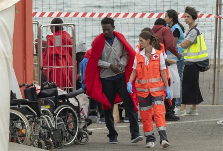 Una cuarta embarcación eleva a unas 195 migrantes los llegados este lunes a Lanzarote y El Hierro
