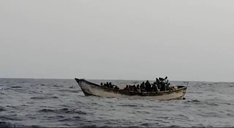 Mueren 60 migrantes al salir en una embarcación de Senegal