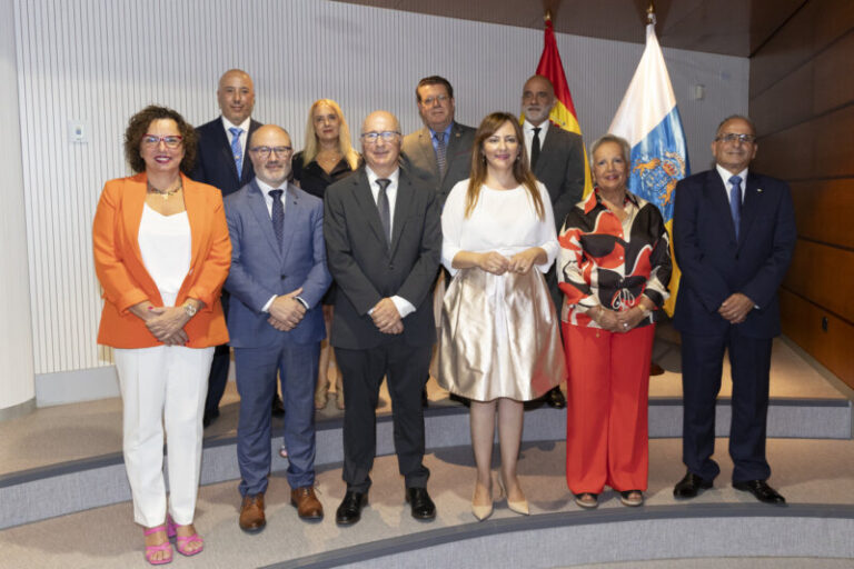 Nieves Lady Barreto preside la toma de posesión de los nuevos cargos del Ejecutivo canario