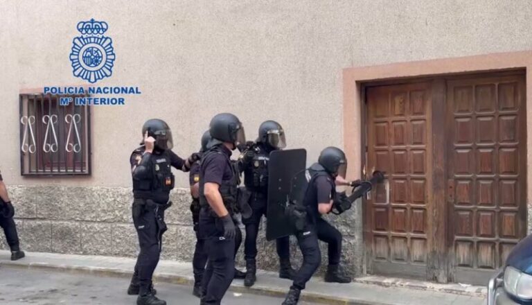 Desarticulada una organización criminal que regularizaba a migrantes en Canarias con documentos falsos