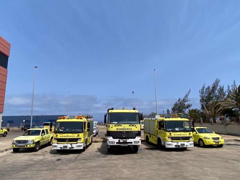 Efectivos del Consorcio de Bomberos de Gran Canaria salen del parque de Arinaga rumbo a Tenerife