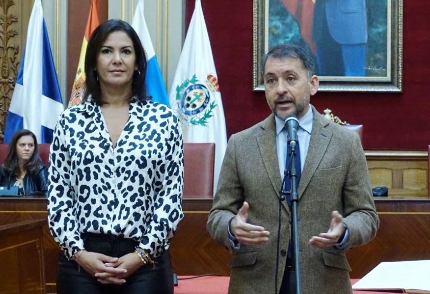 Evelyn Alonso y José Manuel Bermúdez. Santa Cruz de Tenerife formaliza el contrato para el control de los servicios de Movilidad Urbana