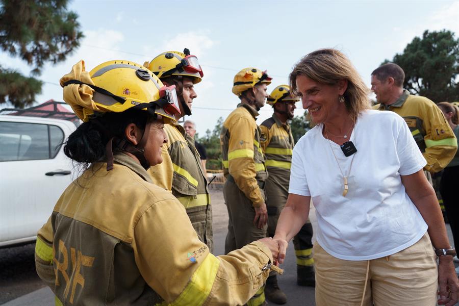 La vicepresidenta del Gobierno y ministra para la Transición Ecológica y el Reto Demográfico en funciones, Teresa Ribera (d), visitó este miércoles en Arafo el Puesto de Mando Avanzado del incendio forestal que asola Tenerife, y donde saludó a las brigadas forestales que participan en la extinción. EFE/ Ramón De La Rocha