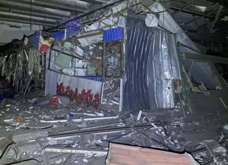 Hay dos edificios residenciales dañados, así como varios vehículos, incluidos tres autobuses, perjudicados