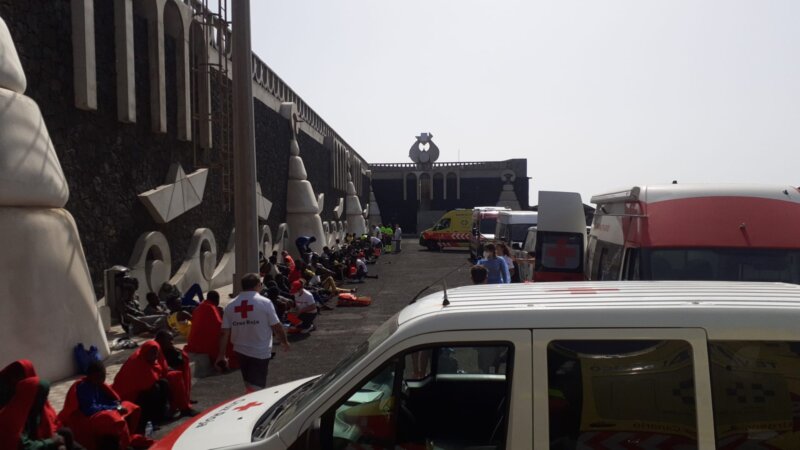 Salvamento rescata un cayuco con 105 personas a bordo en aguas próximas a El Hierro