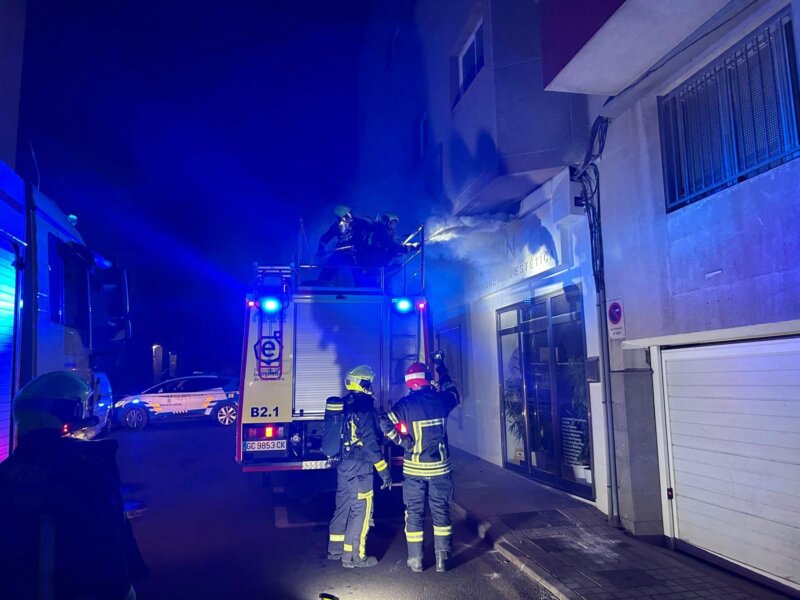 Un incendio en el cableado eléctrico moviliza a los Bomberos del Parque de Arinaga
