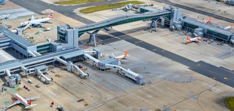 Los trabajadores de servicios de tierra del aeropuerto de Gatwick (Londres) convocan huelga de ocho días