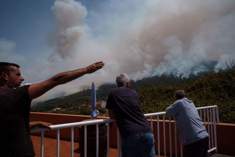 GRAFCAN5810. LA OROTAVA (TENERIFE) (ESPAÑA), 18/08/2023.-Helicópteros trabajan en el pueblo de Aguamansa, en el municipio de La Orotava, que ha sido evacuado a consecuencia de la cercanía del incendio forestal que afecta a varios municipios de la isla de Tenerife. EFE/Ramón de la Rocha