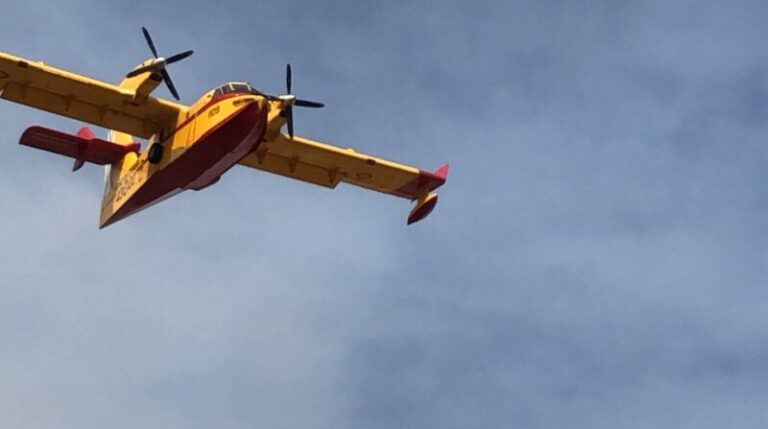 Los medios aéreos continúan trabajando en Tenerife