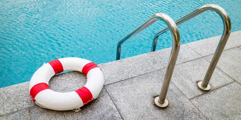 En estado grave tras sufrir un ahogamiento en una piscina en Arona