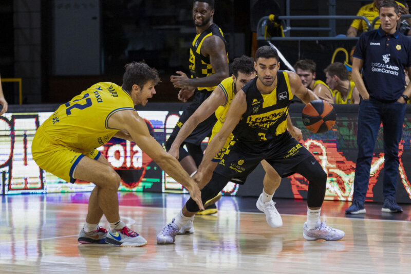 El primer derbi canario termina en embate