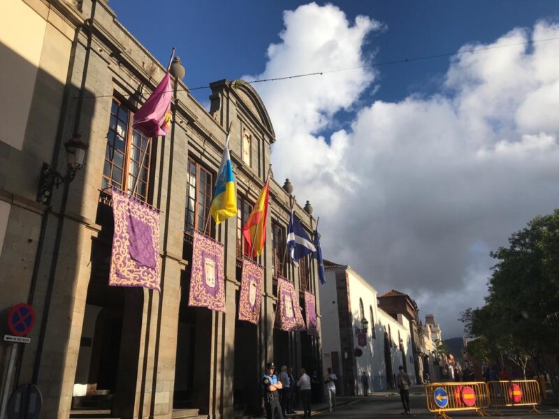 Exterior del Ayuntamiento de La Laguna a primera hora de la mañana en el Día Grande de las Fiestas del Cristo / Itziar Pérez 