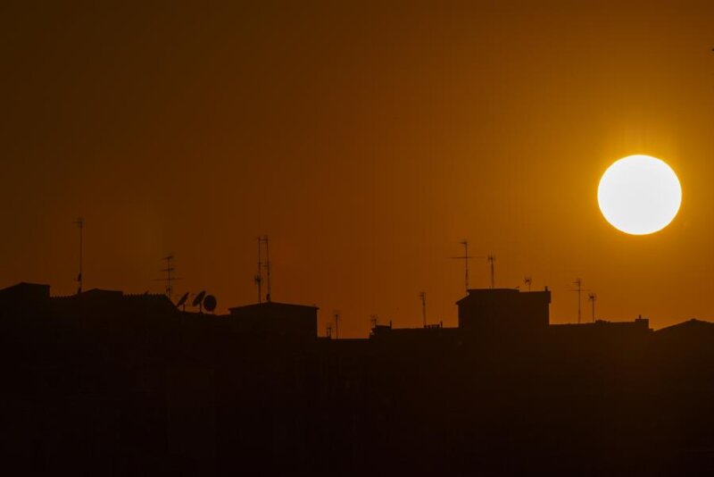 Atardecer en Zaragoza donde se han registrado temperaturas de hasta 30 grados. Efe
