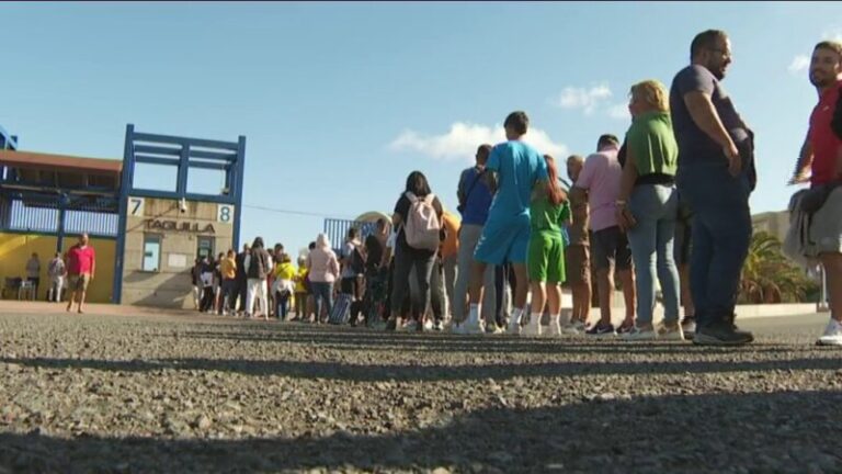 Larga cola para lograr una de las 400 entradas para el Real Madrid-Las Palmas