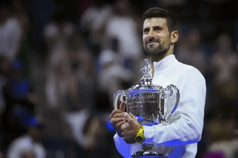 Novak Djokovic con el trofeo de vencedor del US Open / EFE