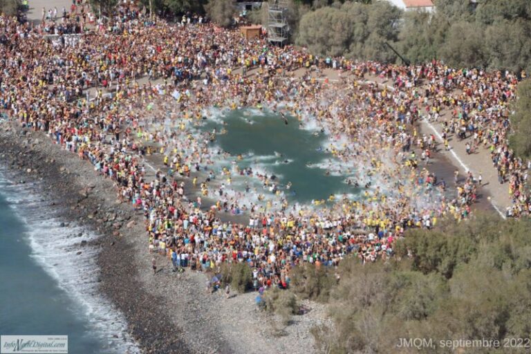 Miles de personas acuden a la Fiesta del Charco